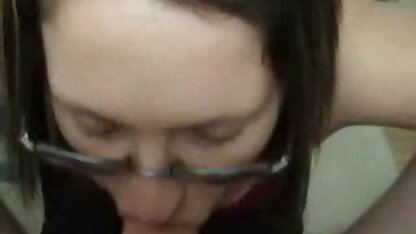 Petits seins et un ru porn hd trou sensuel