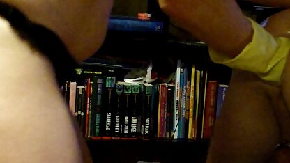 Pupsik abaissant le coup de pied dans le gay public xxx cul