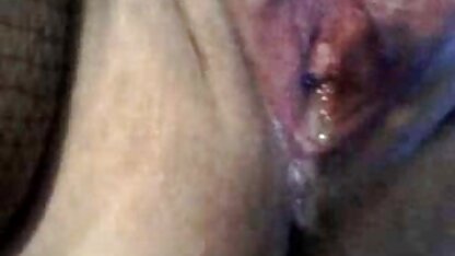 Le real mom and son porno trou fendu de l'élastique couché sur le dos