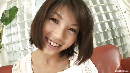 Pute porno coupé porno avec un chien sous le médecin