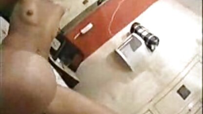 La mère qui était ivre a jeté le bâton xxx tube porno sur la table de la cuisine