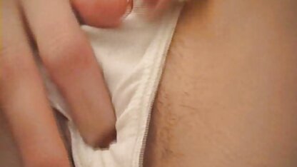 Brunette prenant vers le bas elle joues porno avec les animaux